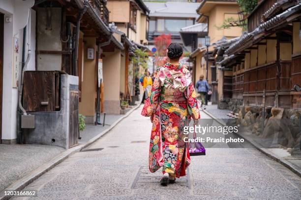 asian young woman traveller wearing japanese traditional kimono sightseeing at famous destination sannen zaka street with historical building house in the morning, kyoto, japan. - gion stock-fotos und bilder