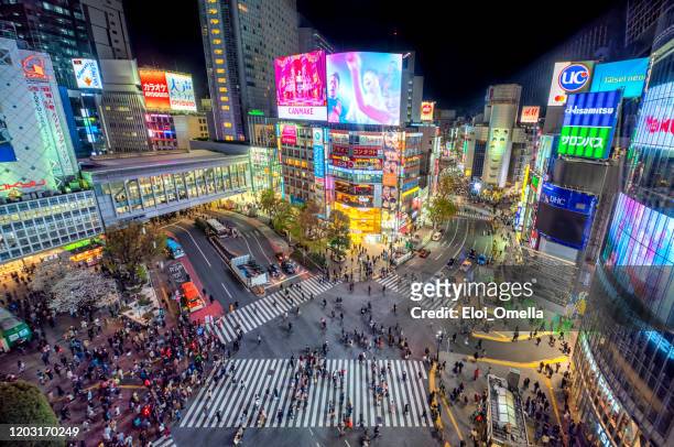 vista aérea de shibuya crossing por la noche. tokio 2020, japón - tokio fotografías e imágenes de stock