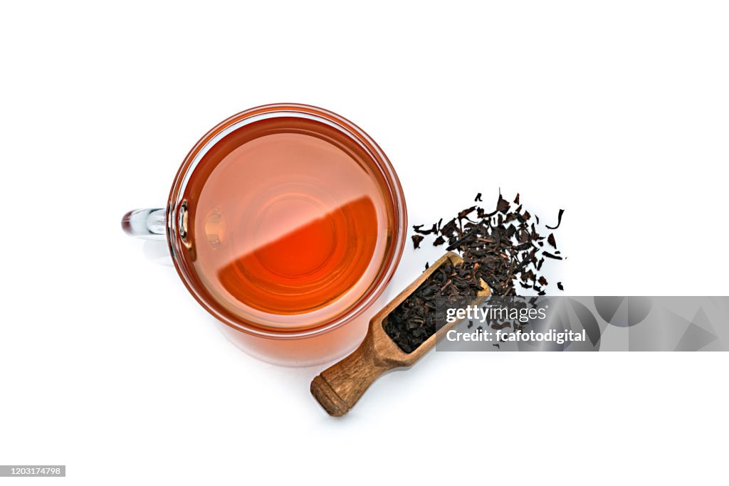 Schwarze Teetasse von oben auf weißem Hintergrund geschossen. Kopierraum