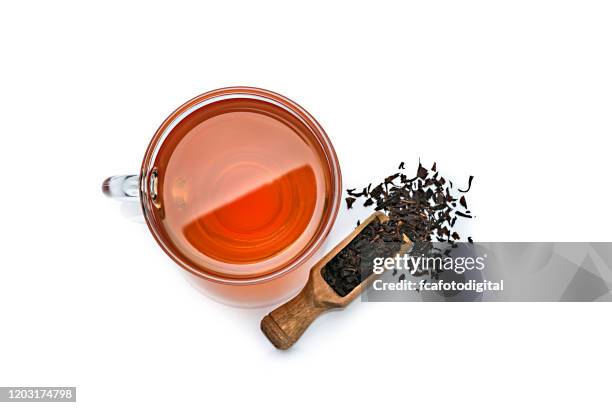 coup noir de tasse de thé d’en haut sur le fond blanc. espace de copie - tea cup overhead view photos et images de collection