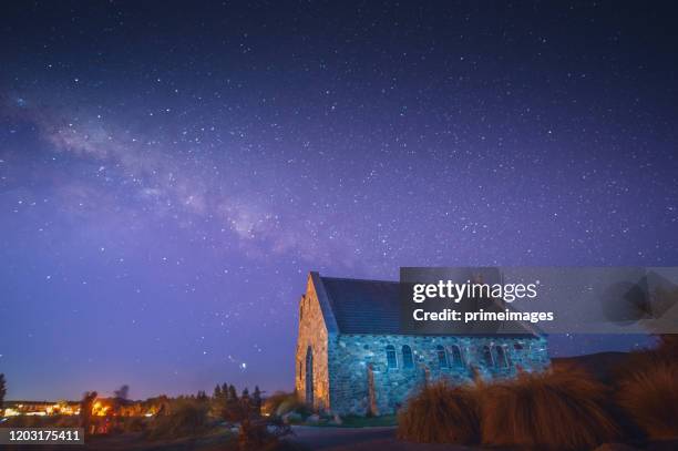 グッド シェパードと天の川、ニュージーランドのテカポ湖の教会 - lake tekapo ストックフォトと画像