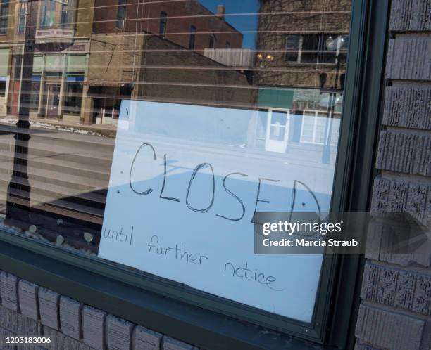 closed until further notice sign in small business window - closed until further notice stock-fotos und bilder