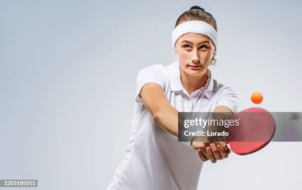 mooie jonge vrouwelijke atleet van het tennis van de lijst in een studioschot - women's table tennis stockfoto's en -beelden