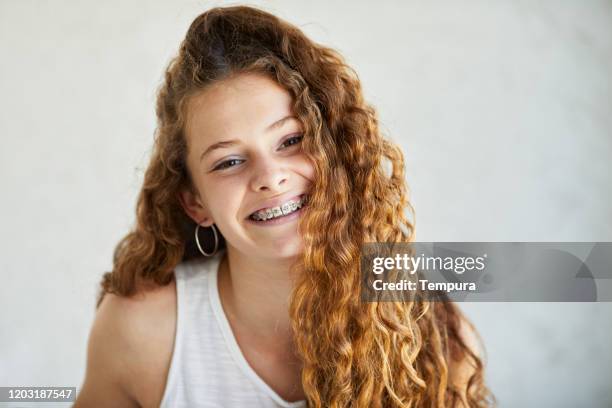 ritratto di testa di un'adolescente. - apparecchio ortodontico foto e immagini stock