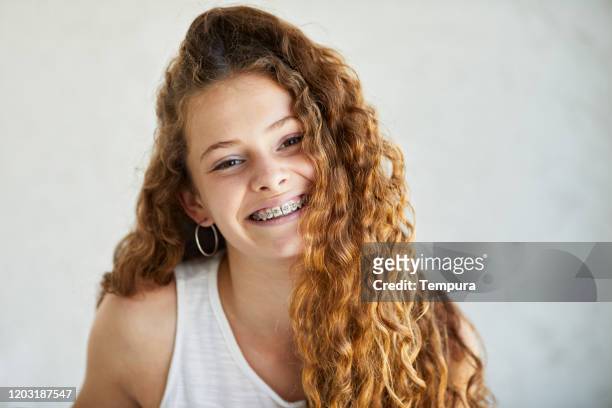 hoofd ontsproten portret van een tienermeisje. - orthodontics stockfoto's en -beelden