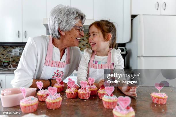 het koken van de grootmoeder en van het kleinkind - valentines day stockfoto's en -beelden