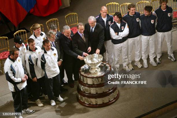 Le capitaine de l'équipe de Russie de tennis, Shamil Tarpischev, ses joueurs, Marat Safin, Mikhail Youzhny, Andrei Stoliarov et Yevgeny Kafelinikov,...