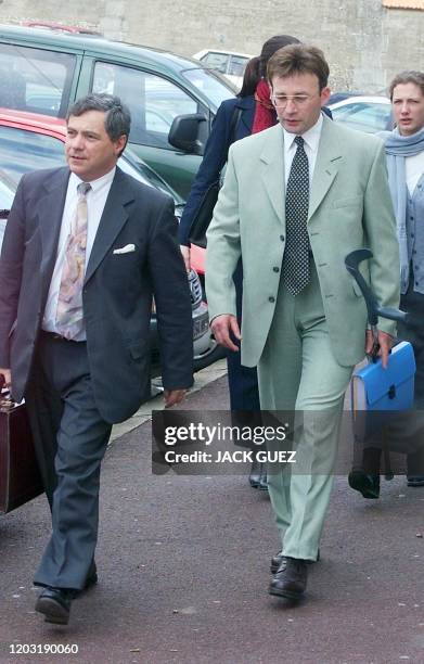 Jean-Paul Augier , 43 ans, conducteur de poids-lourds, en compagnie de son avocat Me Gilles Albouy, arrive le 27 mars 2000 au palais de justice de...