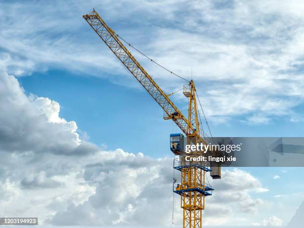 crane on construction site - construction crane asia stockfoto's en -beelden