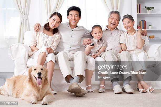 happy family watching tv - family tv pet stock pictures, royalty-free photos & images