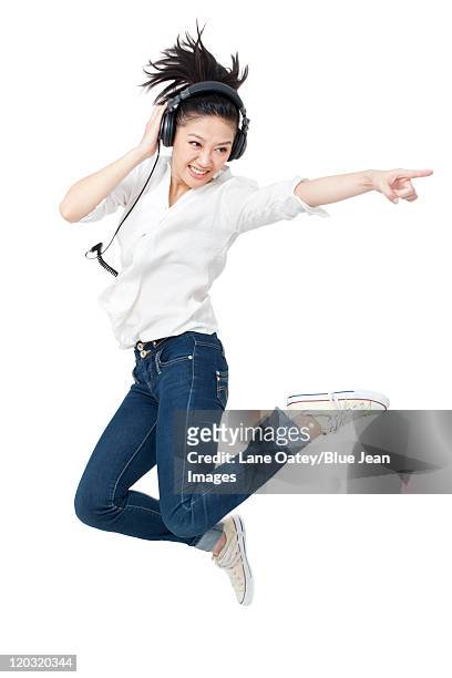 young woman dancing while listening to headphones - women dancing on music cutout photos et images de collection