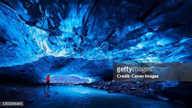 blue ice cave in vatnajokull glacier, iceland - espeleología fotografías e imágenes de stock