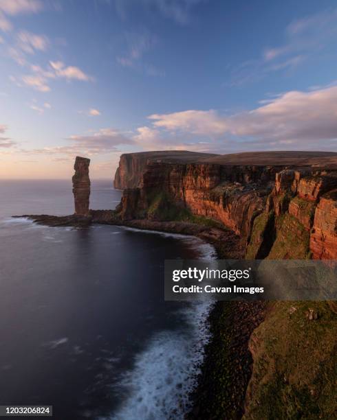 old man of hoy sea stack, hoy, orkney, scotland - orkney stock pictures, royalty-free photos & images