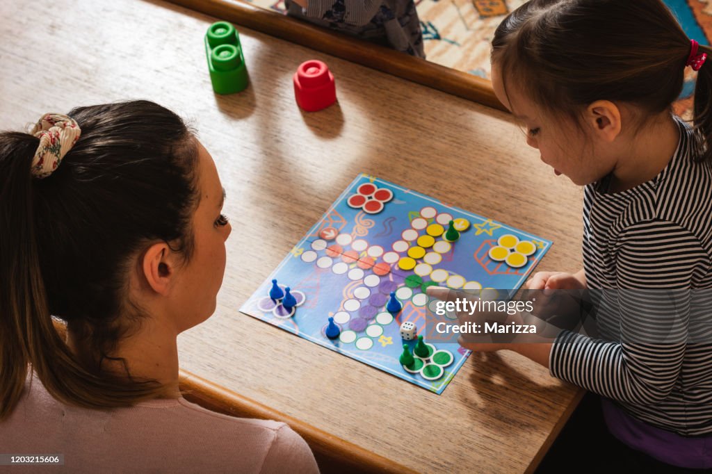 Het spelen van het bordspel van de familie thuis.