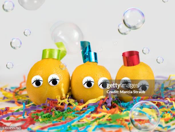 the lemon sisters celebarting with confetti and bubbles - wackelaugen stock-fotos und bilder