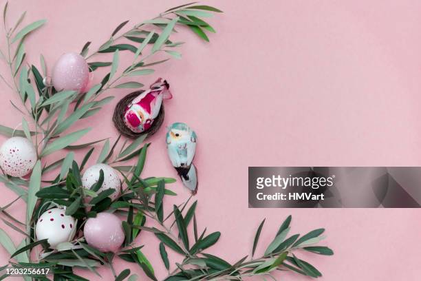 vista dall'alto della composizione pasquale, del ramo d'ulivo e dell'uovo di pasqua in sfondo rosa - ramo di ulivo foto e immagini stock