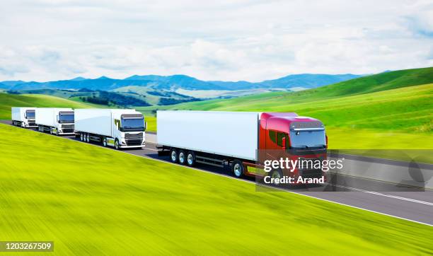 sattelzug mit anhänger auf der straße - truck pulling trailer stock-fotos und bilder