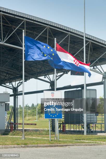 entry border into croatia from bosnia-hercegovina - croatia flag stockfoto's en -beelden