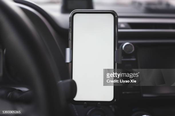 wireless charging in car - dashboard fotografías e imágenes de stock
