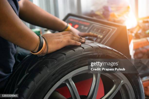 car wheel balancing in tire service. - car review foto e immagini stock