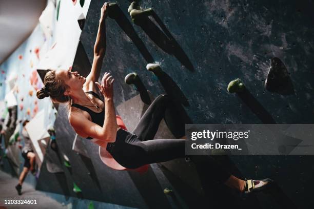 táticas e habilidades de treinamento boulder - bouldering - fotografias e filmes do acervo