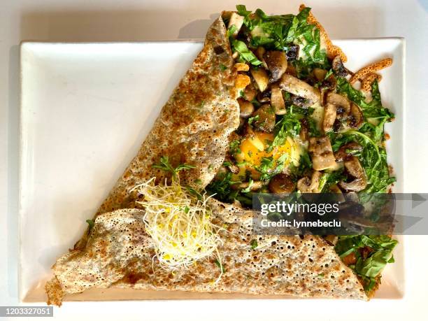 法國巴克麥克雷佩與雞蛋，蘑菇和嬰兒菠菜 - 美味食品 個照片及圖片檔