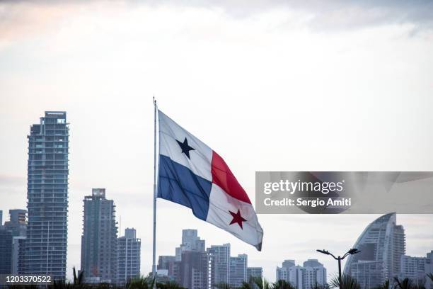 panama flag over panama city skyline - bandera panameña fotografías e imágenes de stock