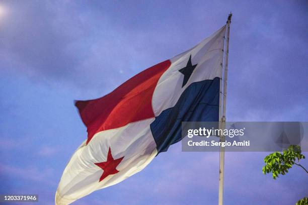 panama flag - bandera panameña fotografías e imágenes de stock