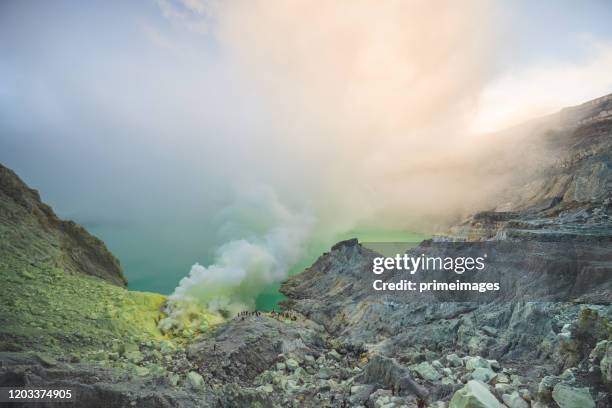 lago sulphur y montaña de mina humeante en la mañana en ijen volcano east java indonesia - bromo crater fotografías e imágenes de stock