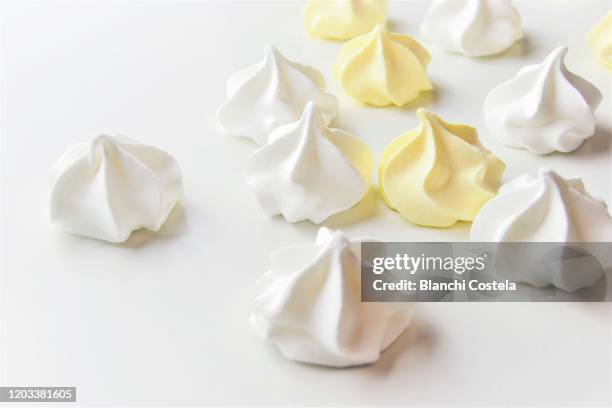 meringues - merengue fotografías e imágenes de stock