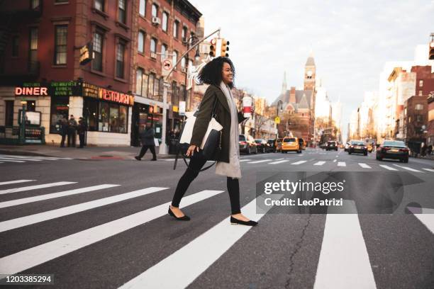 de succesvolle en elegante vrouw bewandelt de straten van new york - businesswoman nyc stockfoto's en -beelden