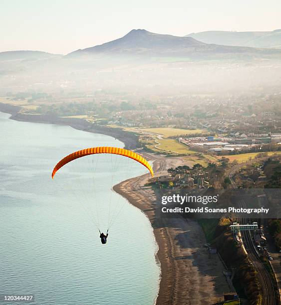 paragliding off killiney hill - dublin city skyline stock-fotos und bilder