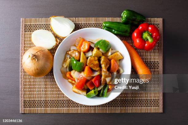 japanische stil hausgemachte schweinefleisch (subuta) rezept. eine reihe von schweinefleisch, paprika, paprika, zwiebeln, karotten, bambussprossen, kartoffelstärke, zucker, pumirin, essig, zutaten und ein gericht aus weißer sauce (subuta). - schweinefleisch süßsauer stock-fotos und bilder