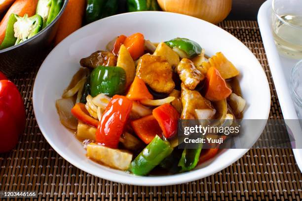 japanse stijl huisgemaakte varkensvlees (subuta) recept.  afgewerkt op een witte plaat (subuta). - roerbakken stockfoto's en -beelden