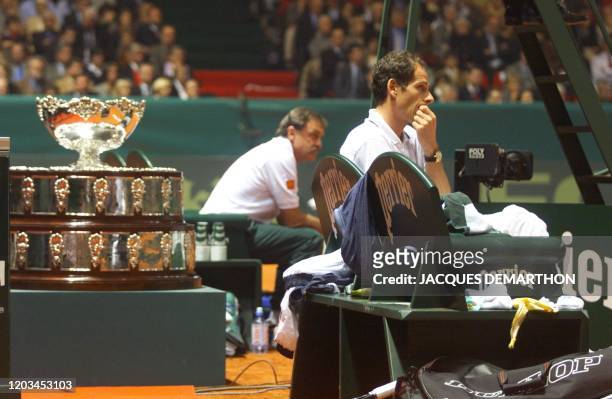 Le capitaine Australien John Newcombe et le capitaine français Guy Forget regardent, près du trophée de la Coupe Davis le 03 décembre 1999 à Nice, le...