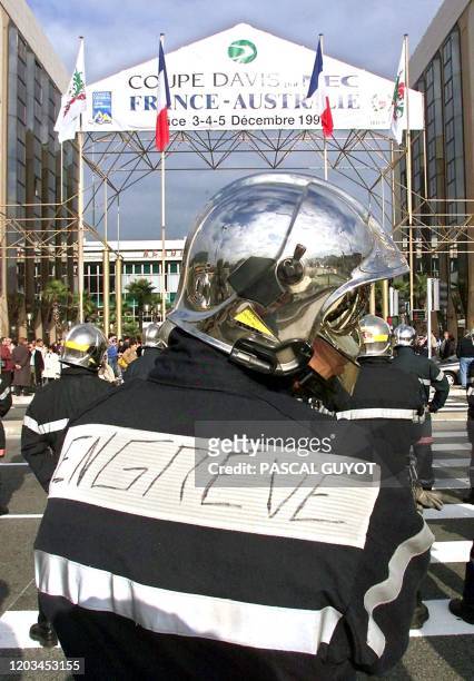 Des pompiers professionnels manifestent, le 03 dcembre 1999 Nice devant le palais des expositions, o? doit commencer en dbut d'apr?s-midi la finale...