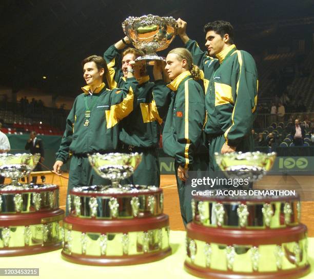 Les Australiens présentent aàleurs supporteurs, le 05 décembre 1999 à Nice, le trophée de la coupe Davis de tennis qu'ils viennent de remporter sur...