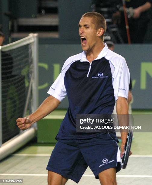 Le Francais Nicolas Escudé crie sa joie après avoir battu le Suisse Roger Federer, le 06 avril 2001 à Neuchâtel, lors du deuxième simple du quart de...