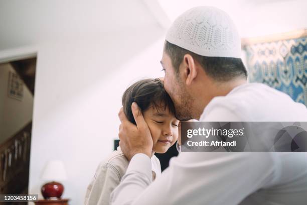 indonesian family celebrating eid al-fitr and asking for forgiveness - eid al fitr celebration to mark the end of ramadan stockfoto's en -beelden