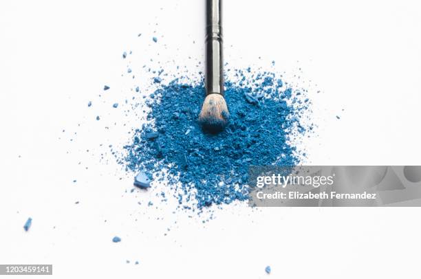eyeshadow powder and makeup brush - blå ögonskugga bildbanksfoton och bilder