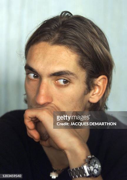 Portrait du joueur de tennis français, Nicolas Escude, tenant un point de presse, le 24 novembre 1999 à Hendaye, organisé pour annoncer sa sélection...