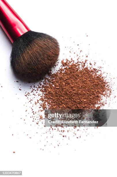 blush brush and loose facial powder - pincel de blush imagens e fotografias de stock