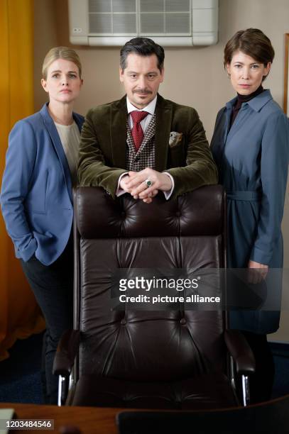 February 2020, North Rhine-Westphalia, Cologne: The actors Mira Bartuschek, Fritz Karl and Sonja Baum are sitting in the film set during the shooting...