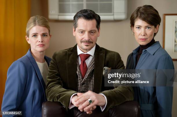 February 2020, North Rhine-Westphalia, Cologne: The actors Mira Bartuschek, Fritz Karl and Sonja Baum are sitting in the film set during the shooting...