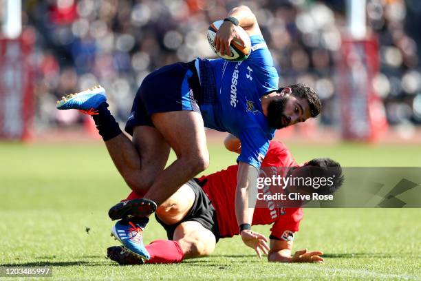 Damian de Allende of Panasonic Wild Knights is tackled during the Rugby Top League match between Canon Eagles and Panasonic Wild Knights at Machida...