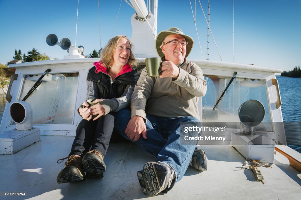 Glückliches Senior-Paar entspannend auf ihrem Segelboot