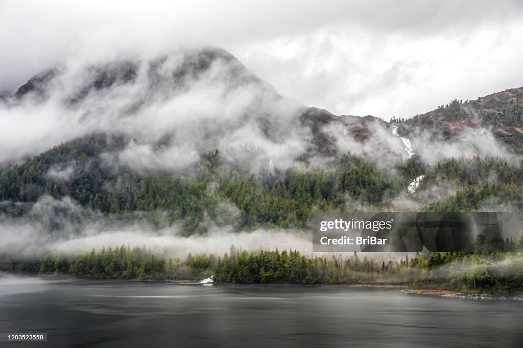 Littoral brumeux de fjord, Alaska