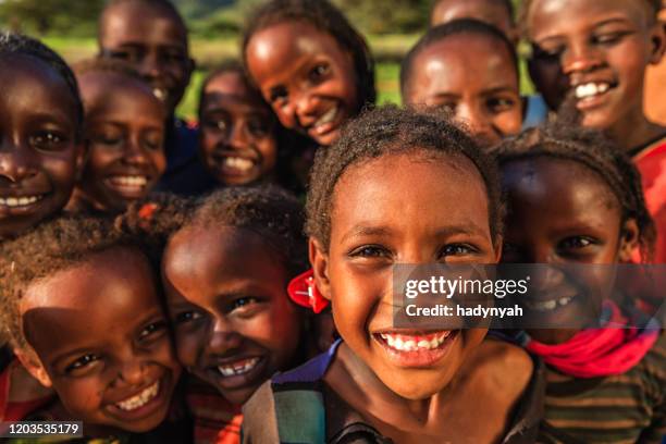 groep gelukkige afrikaanse kinderen, oost-afrika - afrikaanse cultuur stockfoto's en -beelden