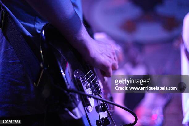 man playing guitar - texas perform in concert stockfoto's en -beelden