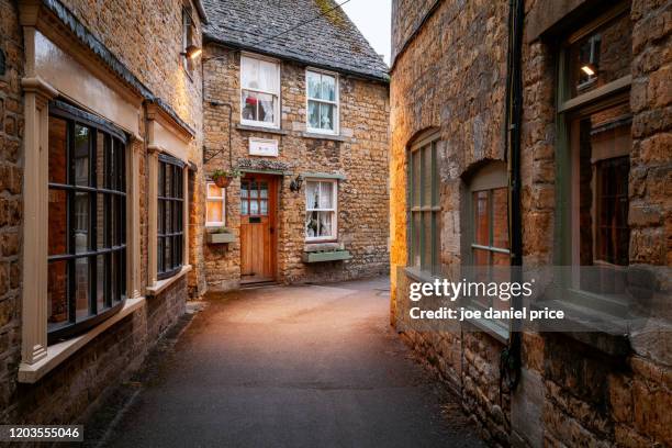 street, bourton-on-the-water, gloucestershire, england - gloucester england stock-fotos und bilder